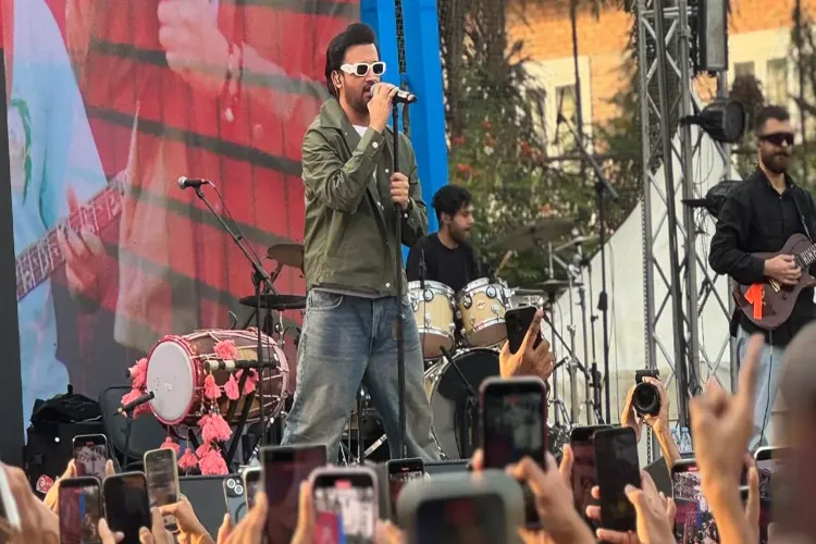 Atif Aslam listened to Minar Rahman's song and openly praised him on stage.