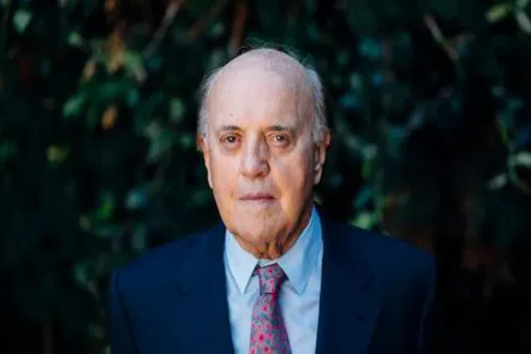 Pulitzer Prize-winning war correspondent Peter Arnett has passed away, plunging the journalism world into mourning.