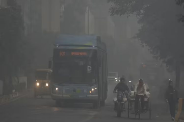 Fog reduces visibility in Delhi, air quality in 'very poor' category