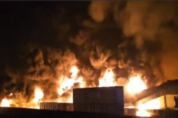 Fire breaks out at electrical goods warehouse in Maharashtra