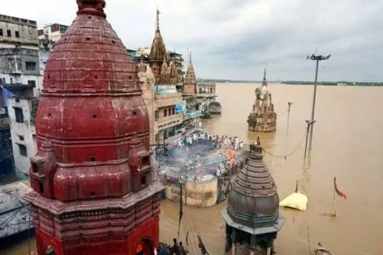 Ganga rituals continue in Varanasi despite dropping temperatures; dense fog blankets Prayagraj