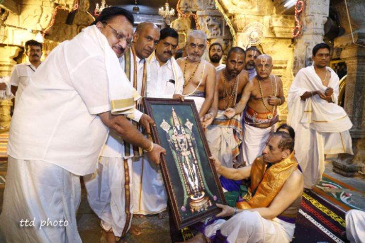 Himachal Pradesh Governor offers prayers at Tirupati Temple