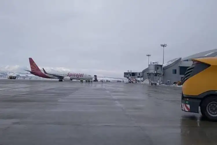 Srinagar Airport cancels flight due to bad weather, passengers advised to check status
