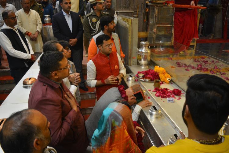 Himachal Pradesh Governor offers prayers at Tirupati Temple