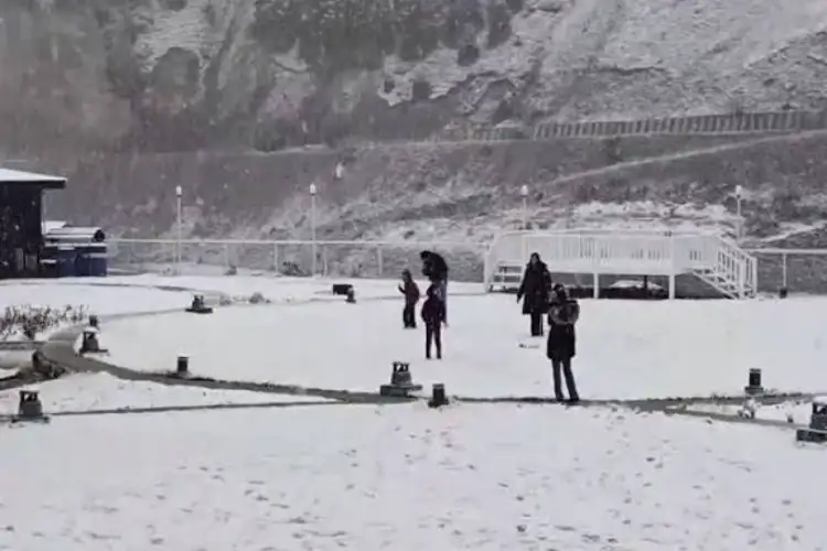 J-K: Sonamarg witnesses fresh spell of snow, cold wave persists in Srinagar