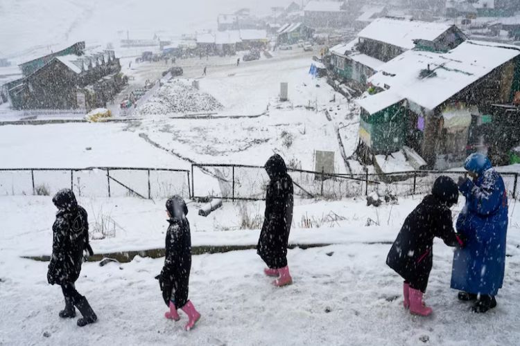 Night temperatures rise in Kashmir; snowfall and rain expected in the next 12 hours