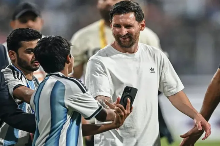 Indian fans are reminiscing about Lionel Messi's visit to India.