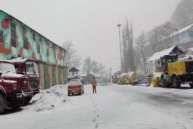 Fresh snowfall and rain in parts of Kashmir
