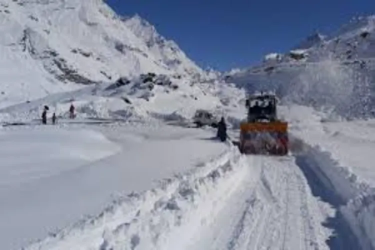 There is a low chance of snowfall in Shimla and Manali.