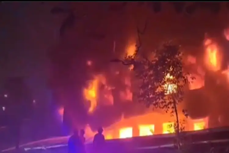 Maharashtra: Fire breaks out in power loom factory in Khoni village, one firefighter injured