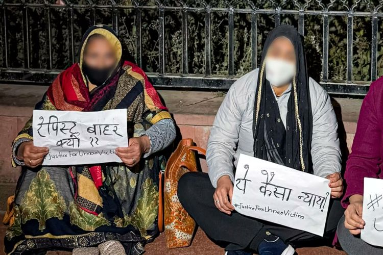 Women protest outside Delhi High Court against bail granted to Kuldeep Singh Sengar in Unnao rape case.