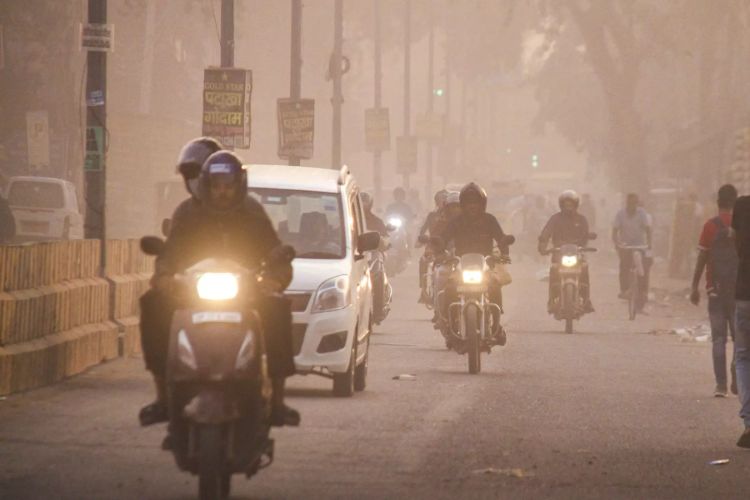 Delhi's air quality 'very poor'; foggy conditions likely to persist