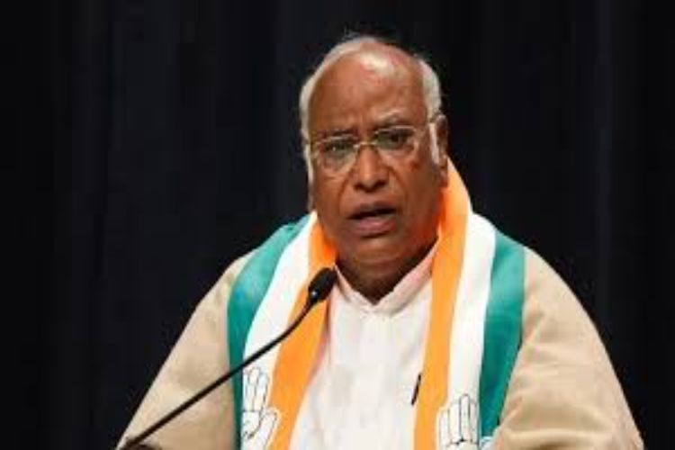 Modi government has stabbed the poor in the back, a mass movement will have to be launched on MNREGA: Kharge