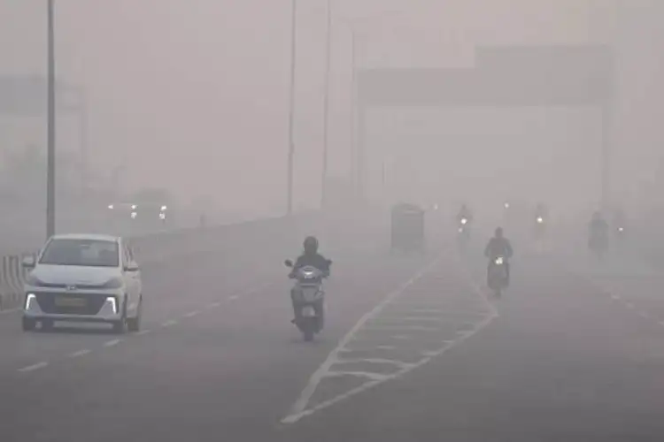 Dense smog engulfs Delhi as air quality remains hazardous