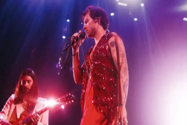 Harry Styles surprises fans with new video 