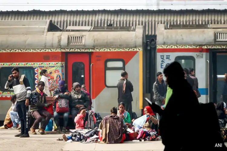 Trains face delays at the railway stations due to dense fog in Delhi, passengers complain of travel disruption
