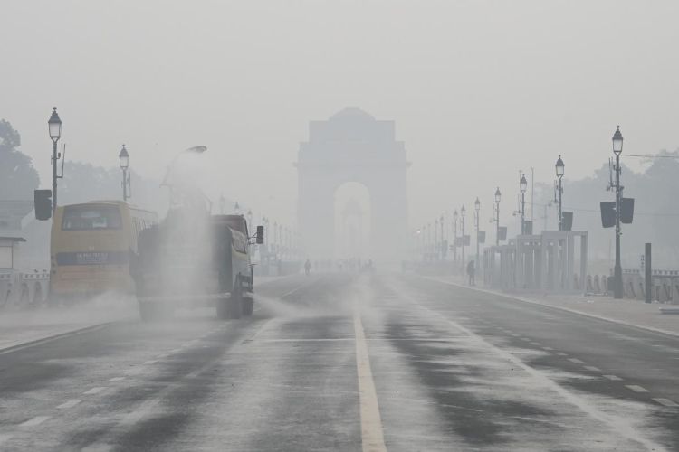 Dense fog engulfs Delhi, air quality improves but AQI remains in 'very poor' category