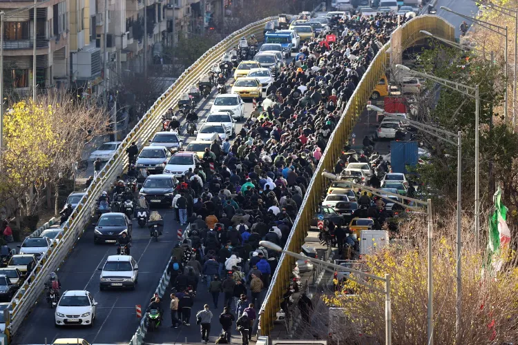 Growing protests against the deteriorating economy in Iran, at least 6 people killed.