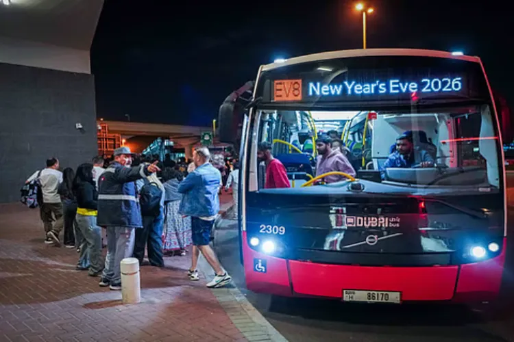 On New Year's Eve 2026, Dubai witnessed record passenger traffic, with over 2.8 million people using public transport.