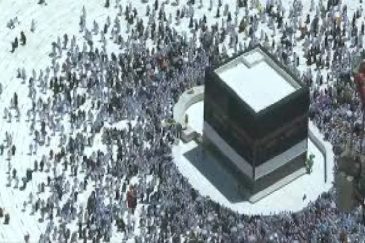 A Maldivian citizen passed away while performing the circumambulation of the Kaaba during Umrah.