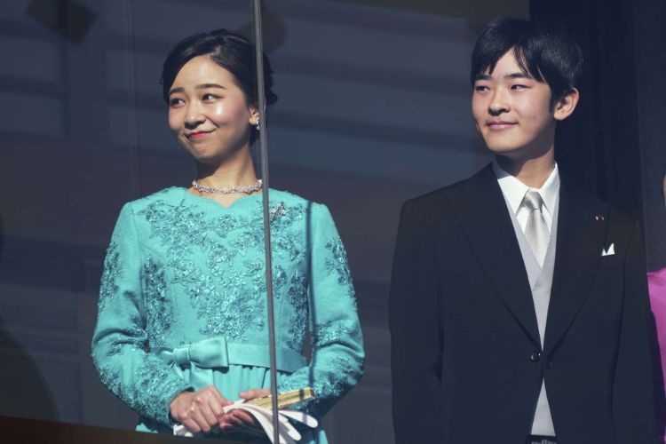 The Emperor of Japan and his family greeted crowds gathered to wish them a Happy New Year.