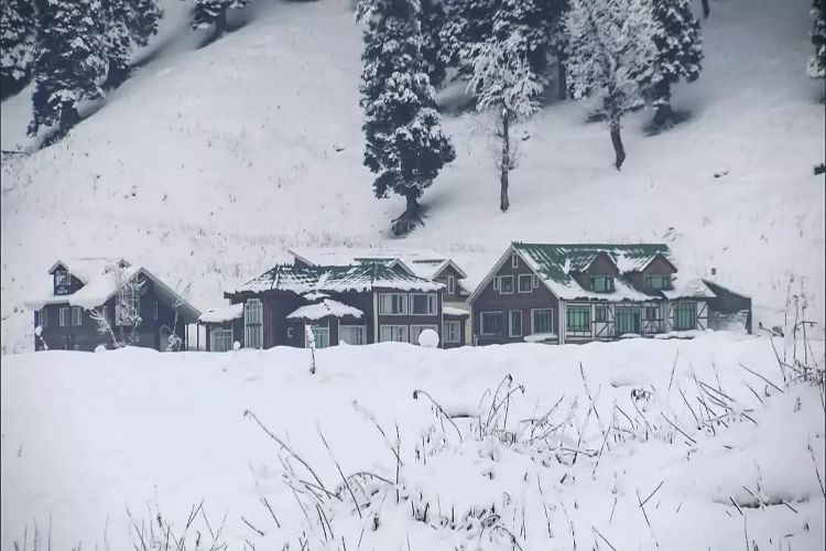 Clear skies in Kashmir, night temperatures drop, mercury below freezing point in Gulmarg