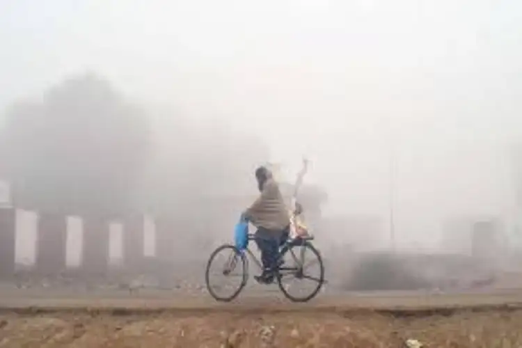 Pak: Dense fog grips Rawalpindi and Islamabad, disrupting daily life
