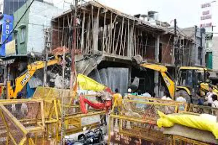 MP: Municipal Corporation removes illegal structure near Mahakal Chowk in Ujjain