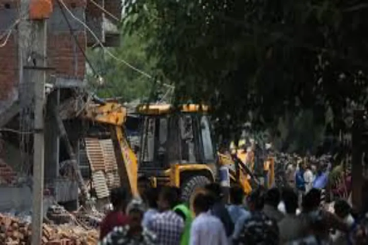 MCD's demolition drive at Turkman Gate: 4-5 police officers sustained minor injuries.