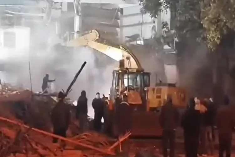 Clash during demolition near Turkman Gate, 5 policemen injured; situation under control.