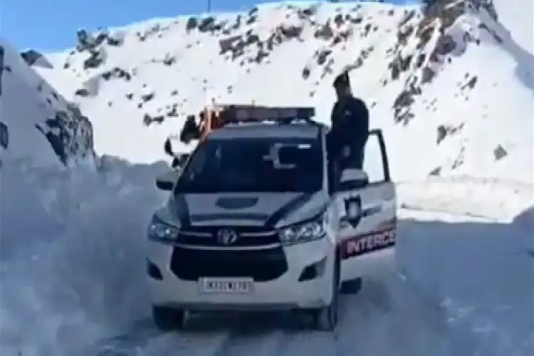 J-K: Snow clearance ops in full swing in Poonch; traffic remains suspended due to fresh snowfall