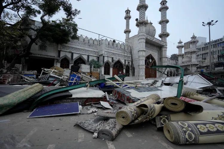 Clash erupts during anti-encroachment drive near mosque; 5 policemen injured, 5 arrested including a minor.