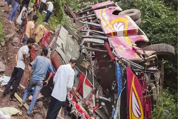 Ten people were injured in a mini-bus accident in Chatru, Jammu and Kashmir.