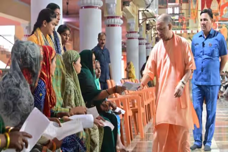 उप्र: मुख्यमंत्री आदित्यनाथ ने जनता दर्शन में सुनीं लोगों की समस्याएं