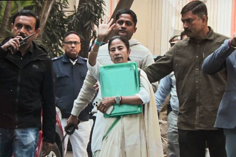 Banerjee reaches I-PAC chief's residence amid ED raids