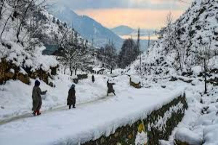 Severe cold continues to grip Kashmir, night temperatures drop below zero degrees in the valley