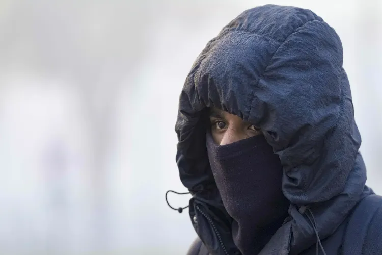 Delhi is experiencing a severe cold wave, with the minimum temperature dropping to 4.2 degrees Celsius. A cold wave warning has been issued for the next two days.