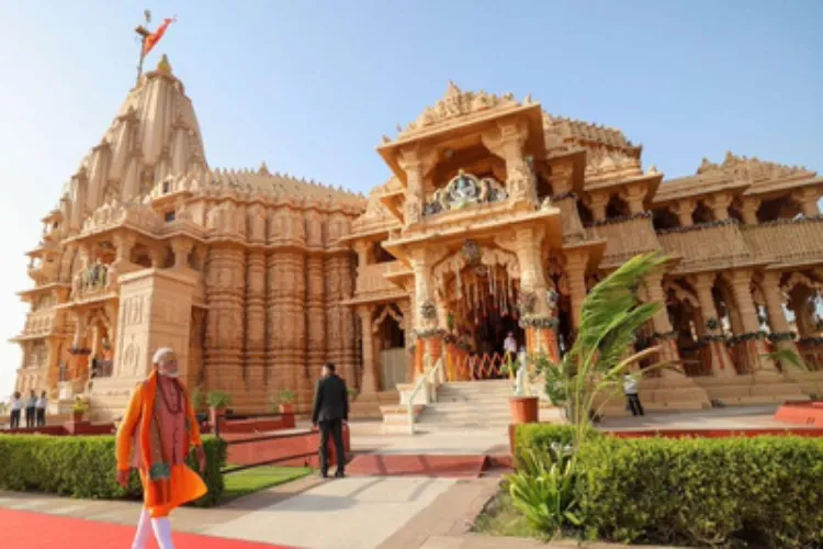A wonderful confluence of beauty, light, and devotion: A massive crowd gathered at Somnath.