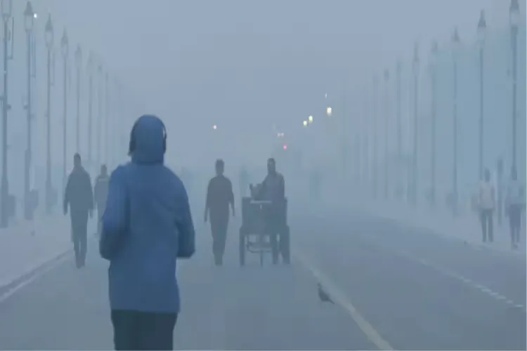 Delhi's morning was cold and foggy, and smog persisted despite a slight improvement in air quality.