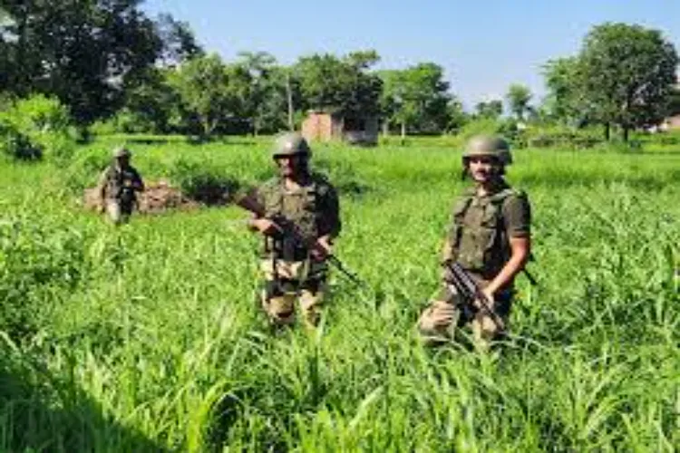 A large-scale search operation has been launched near the international border in Jammu, and the search for suspected terrorists is underway.