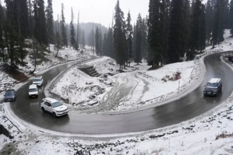 Kashmir: Traffic restored on Mughal Road after heavy snowfall, valley connection reopened.