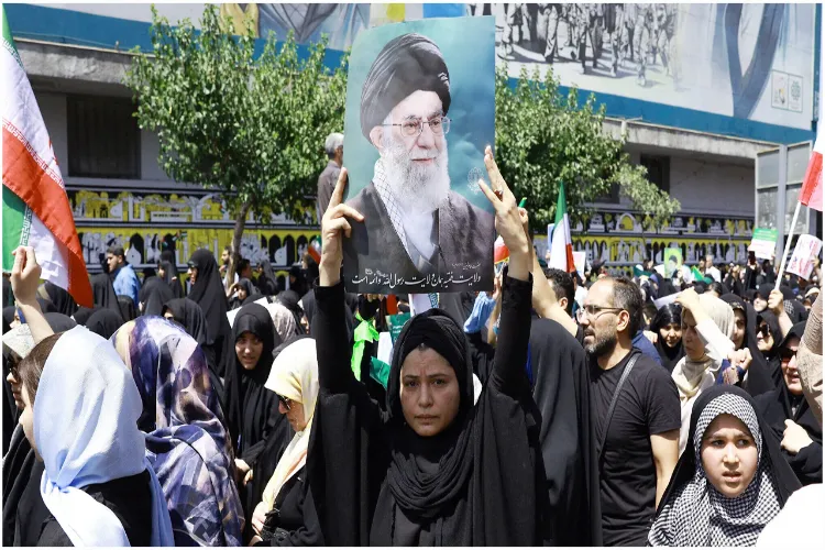 Pro-government rally in Tehran: Thousands gather to pay tribute to security forces and protest against the demonstrations.