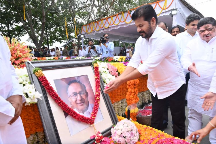 Telangana: Chief Minister pays floral tribute to former Union Minister Jaipal Reddy
