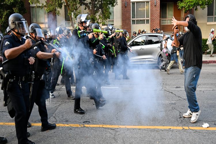 US: ICE supporters and opponents clash amid immigration crackdown