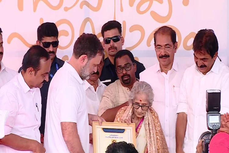 Rahul presented Priyadarshini Literary Award to writer Lilavati