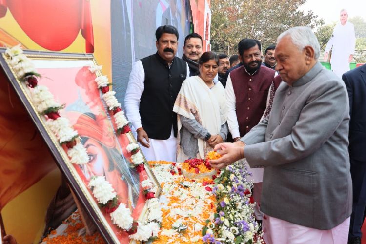 Nitish pays tribute to Maharana Pratap on his death anniversary