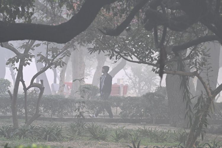 Despite slight improvement, Delhi's air quality remains 'very poor'