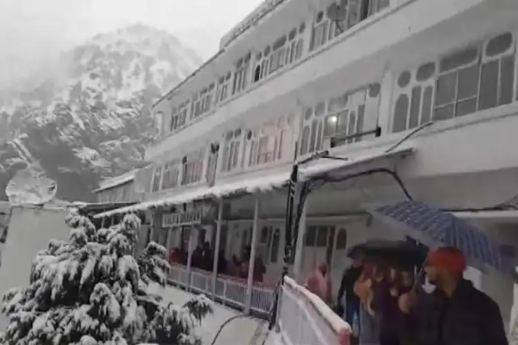 J-K: Vaishno Devi Shrine receives season's first snowfall