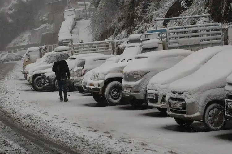 J-K: NH44 remains closed for second day; snowfall paralyses life in Jammu hill resorts