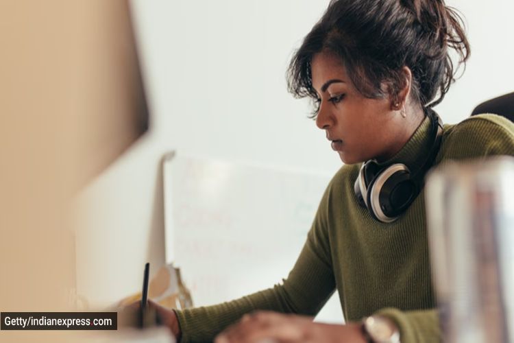 The survey calls for promoting flexible working hours to increase the female workforce.